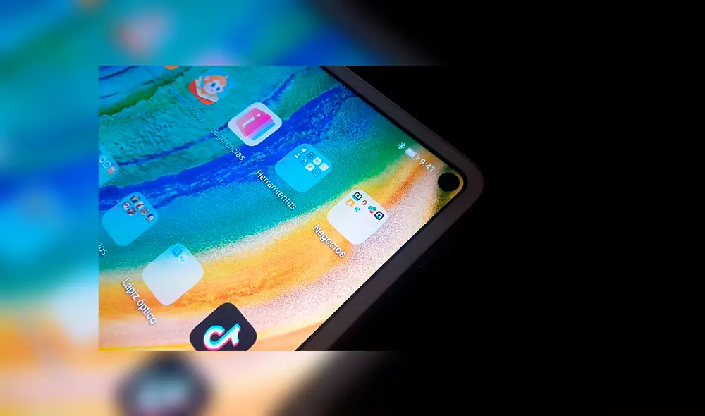 Cámara frontal de 8 MP (3264 x 2448 px) incrustada y una trasera de 13 MP.