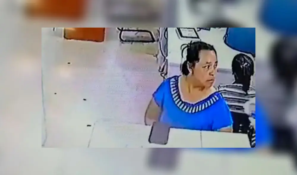 Mujer roba celular de médico que estaba atendiendo a su hermano [VIDEO]