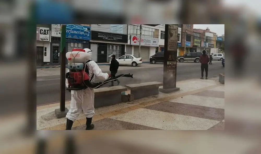 Tres equipos se encargan de desinfectar calles, mercados, bancos y otros establecimientos en Tacna donde se concentran gran cantidad de personas. Tres equipos se encargan de desinfectar calles, mercados, bancos y otros establecimientos en Tacna donde se concentran gran cantidad de personas.