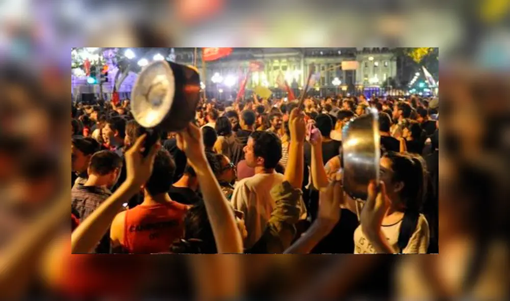 Ciudadanos chilenos se manifiestan de manera pacífica en contra del gobierno de Sebastián Piñera. Ciudadanos chilenos se manifiestan de manera pacífica en contra del gobierno de Sebastián Piñera.