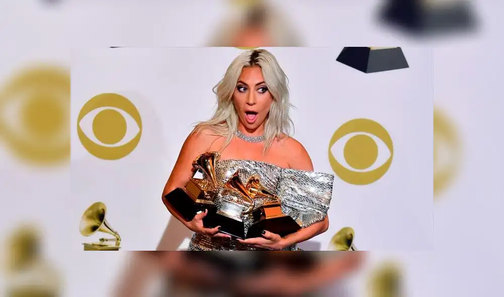 Fans molestos con Lady Gaga por besarse con un hombre casado [VIDEO]