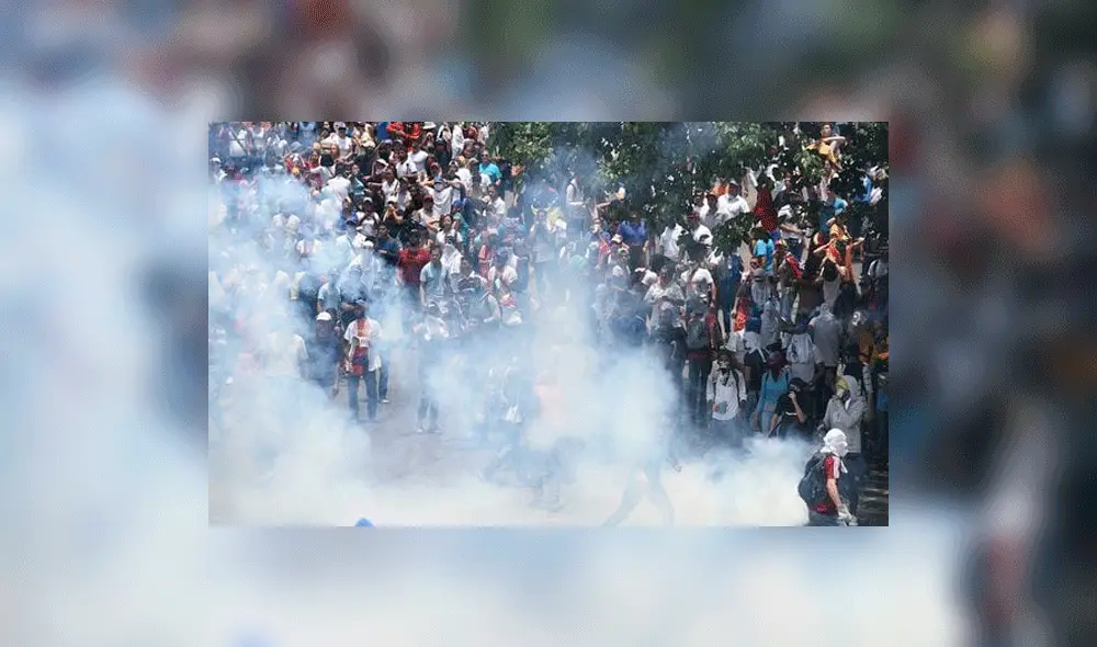 Venezuela: marcha opositora es atacada con gases lacrimógenos en Caracas Venezuela: marcha opositora es atacada con gases lacrimógenos en Caracas