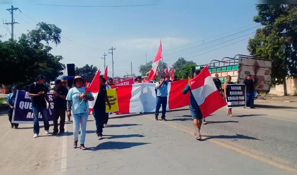 Trabajadores de Backus bloquean antigua Panamericana Norte en Lambayeque [VIDEO]
