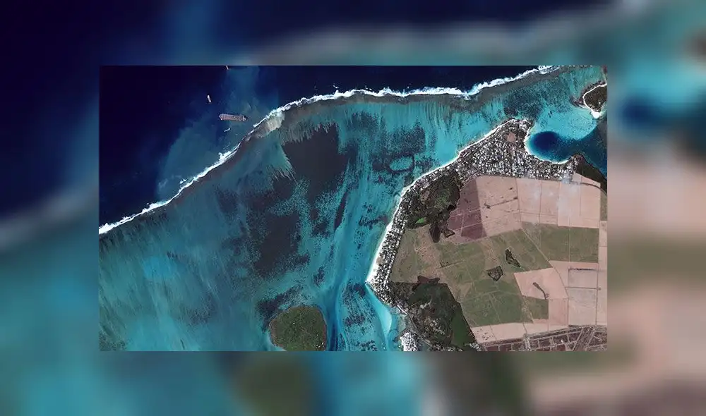 Vista aérea del barco encallado cerca a la costa de la isla de Mauricio. Foto: AFP.