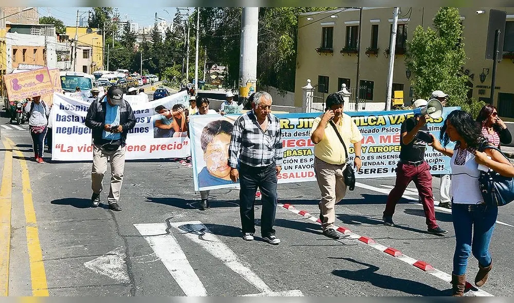 Pacientes marchan contra maltratos y negligencias  en EsSalud 