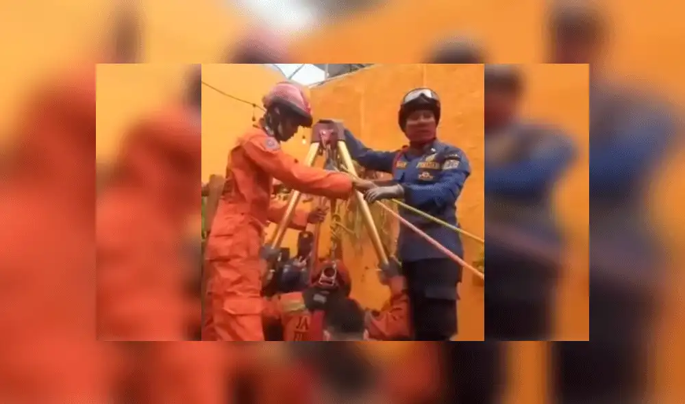El personal de emergencia bajó con sogas a efectuar el rescate. Foto: captura YouTube.