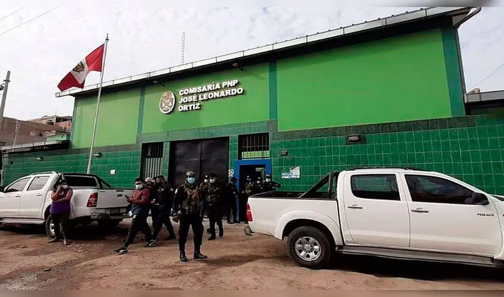 Detienen a dos policías de comisaría de José Leonardo Ortiz por presunto robo. Detienen a dos policías de comisaría de José Leonardo Ortiz por presunto robo.