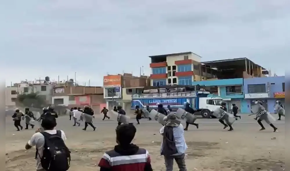 Policía inició la liberación de la carretera en La Libertad. Foto: Periodismo ciudadano.