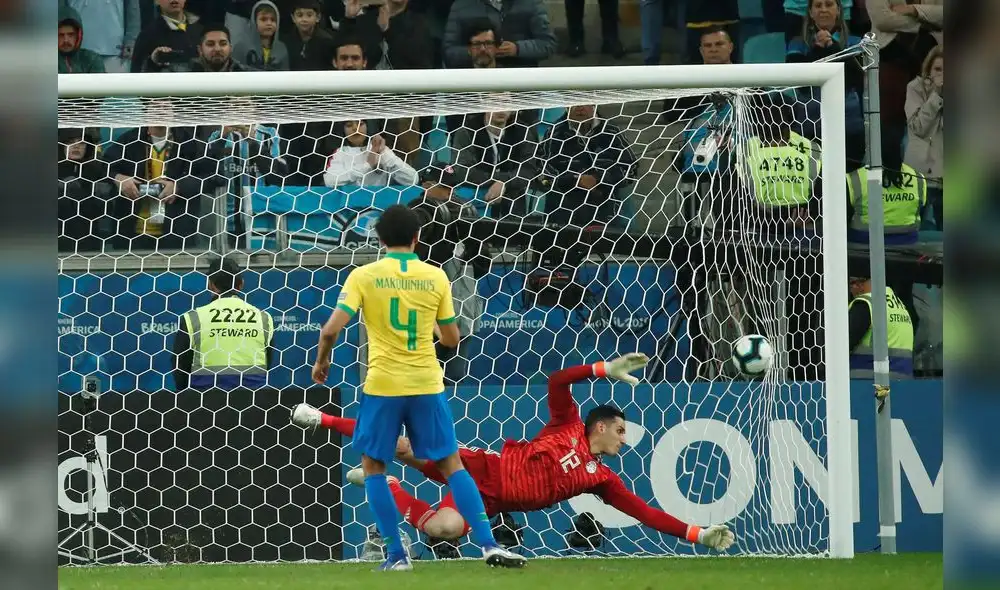 CON LO JUSTO. El tiro de Marquinhos entra con angustia. Al final, Brasil ganó.