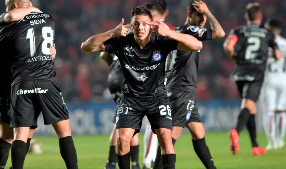 Argentinos Juniors superó por la mínima diferencia a Colón de Santa Fe y empieza a sellar su pase a los cuartos de final de la Copa Sudamericana 2019. | Foto: EFE