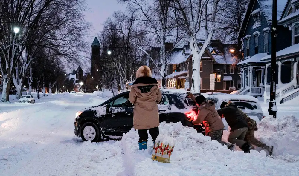 Las fuertes nevadas y los vientos huracanados en Estados Unidos han dejado a miles de personas atrapadas en sus casas y en las carreteras. Foto: EFE Las fuertes nevadas y los vientos huracanados en Estados Unidos han dejado a miles de personas atrapadas en sus casas y en las carreteras. Foto: EFE