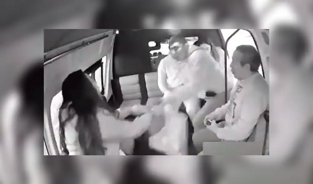 Asaltan a joven en transporte público.