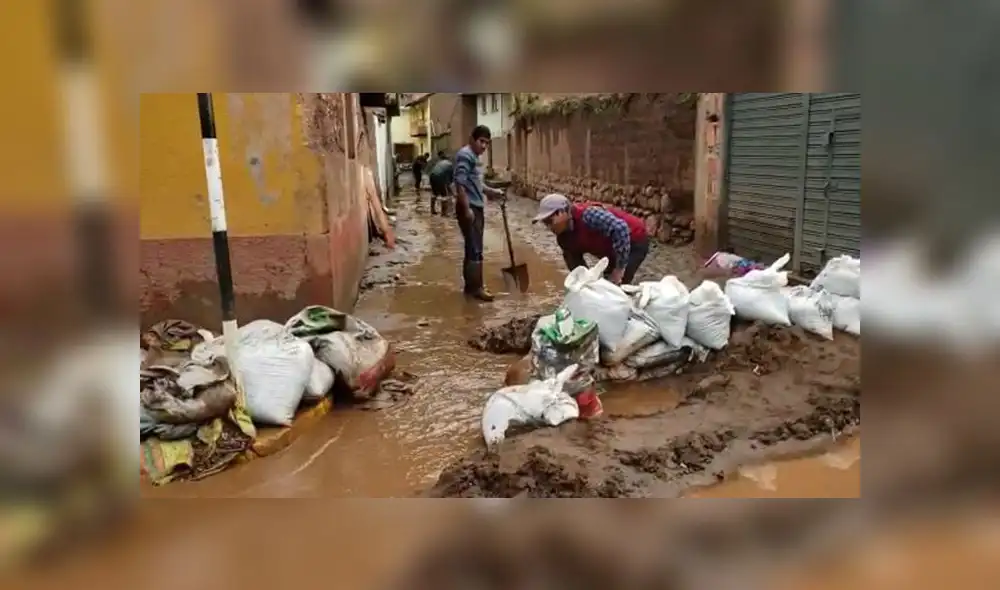 Familias realizaron esfuerzos para sacar el lodo y agua que se acumuló en calles. Familias realizaron esfuerzos para sacar el lodo y agua que se acumuló en calles.