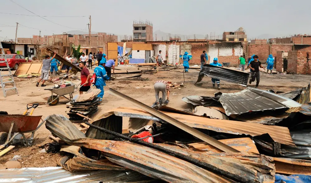 Siete familias afectadas tras incendio que arrasó con sus viviendas de material rústico en el asentamiento humano San Martín de Carabayllo. Foto: La República Siete familias afectadas tras incendio que arrasó con sus viviendas de material rústico en el asentamiento humano San Martín de Carabayllo. Foto: La República
