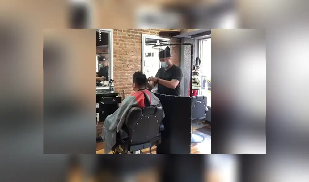 A través de Facebook se hizo viral el curioso método que utilizó un joven para cortar el cabello de sus clientes. A través de Facebook se hizo viral el curioso método que utilizó un joven para cortar el cabello de sus clientes.