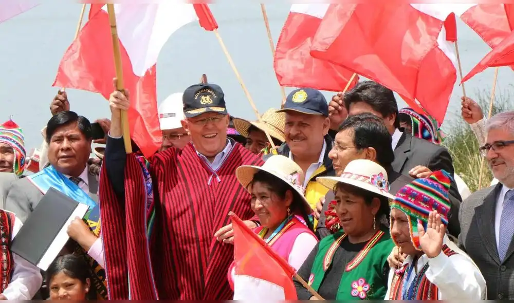 Puno: Critican al gobernador Luque y al alcalde Flores por "franelear" a PPK  