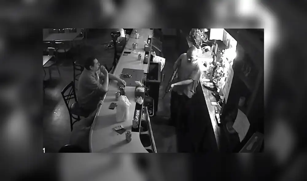 Tony Tovar permaneció indiferente mientras padecía un asalto. Foto: Captura