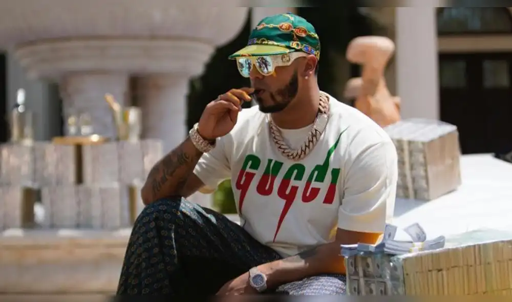 Anuel AA es duramente criticado por presumir lujosos objetos