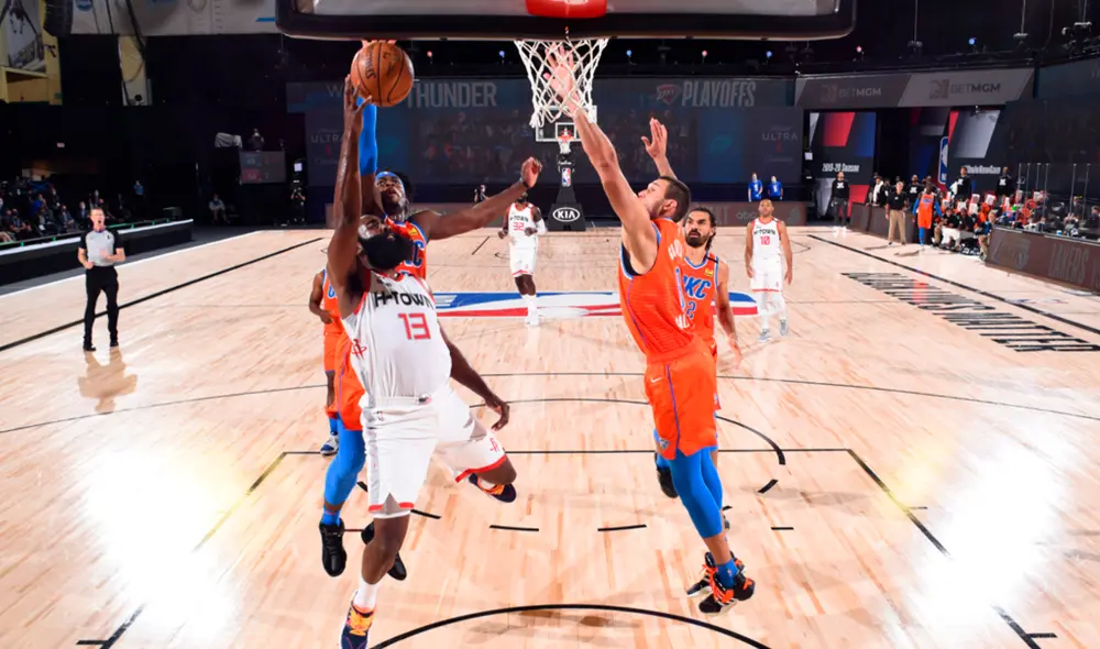 Houston Rockets vs. Oklahoma City por el juego 4 de los playoffs de la NBA. Houston Rockets vs. Oklahoma City por el juego 4 de los playoffs de la NBA.