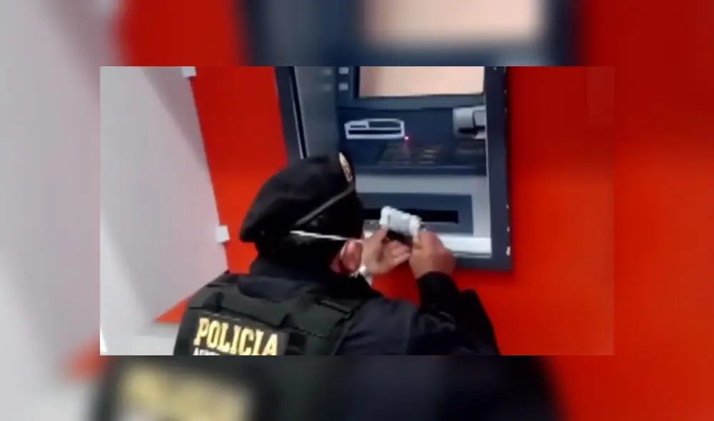 Policía encontró regletas en cajeros y recuperó varios billetes. (Foto: Captura de video / América Noticias) Policía encontró regletas en cajeros y recuperó varios billetes. (Foto: Captura de video / América Noticias)