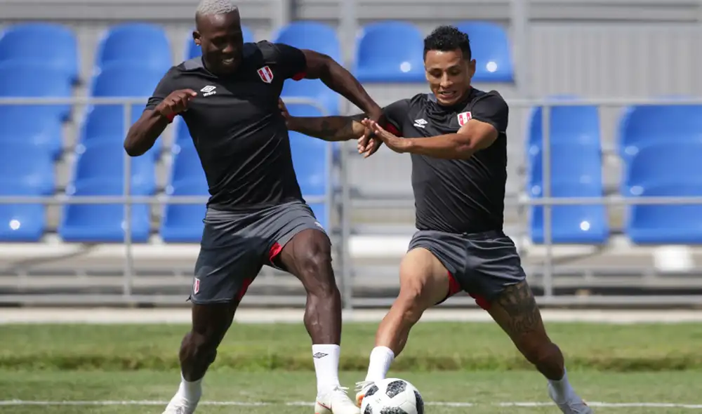 Yoshimar Yotún y Luis Advíncula en divertida comversación. | Foto: FPF Yoshimar Yotún y Luis Advíncula en divertida comversación. | Foto: FPF
