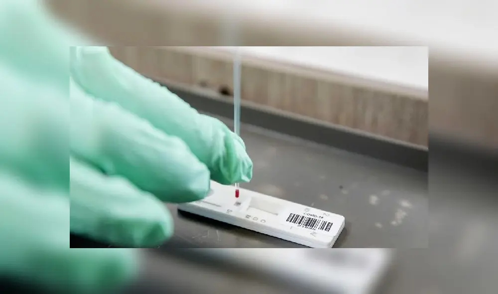 A mother holds his son next to Yangtze River in Wuhan, in China�s central Hubei province on May 12, 2020. - Wuhan plans to conduct coronavirus tests on the Chinese city's entire population after new cases emerged for the first time in weeks in the cradle of the global pandemic, state media reported on May 12. (Photo by Hector RETAMAL / AFP)