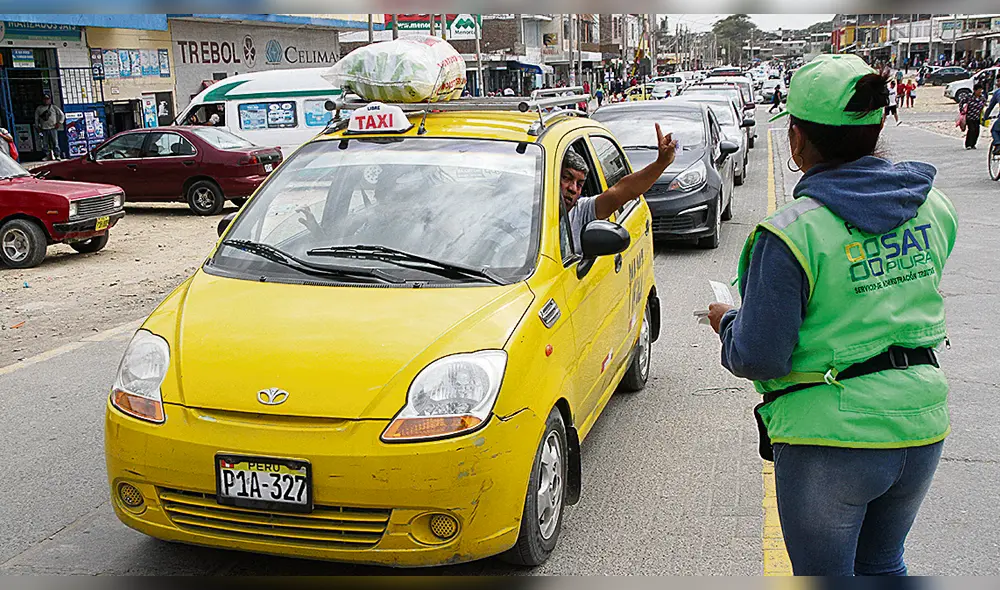 Cobro parqueo en mercado de Piura