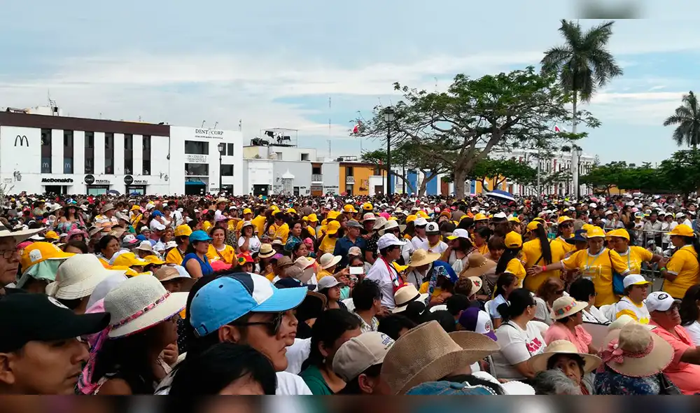 Papa Francisco en Trujillo: gente pugna por ingresar a Plaza de Armas [VIDEO]