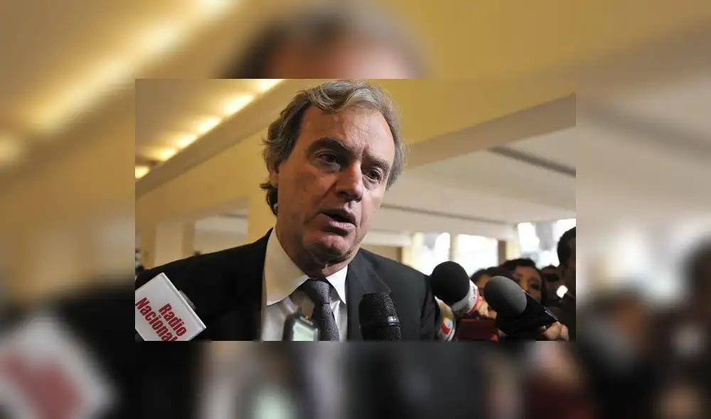 Carlos Basombrío descarta que Inteligencia de la PNP siga a ministro Nieto Carlos Basombrío descarta que Inteligencia de la PNP siga a ministro Nieto