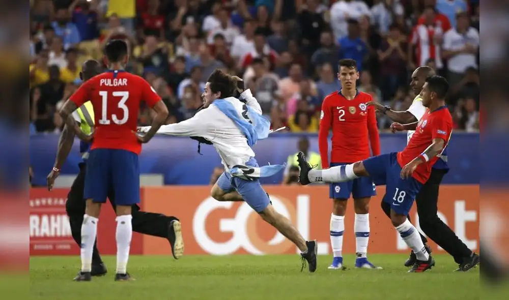 Patada de Gonzalo Jara.