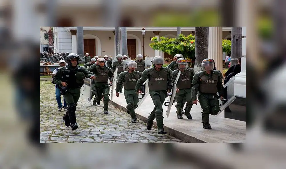 El pasado 5 de enero militares venezolanos evitaron que Juan Guaidó y la mayoría de diputados opositores ingresaran al Parlamento. Foto: EFE El pasado 5 de enero militares venezolanos evitaron que Juan Guaidó y la mayoría de diputados opositores ingresaran al Parlamento. Foto: EFE