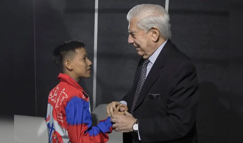 saludos. Mario Vargas Llosa recibe al niño Colber Ríos Ríos, quien vino de la región San Martín para reunirse con el nobel.