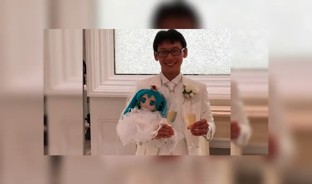 “No engañan, ni envejecen”, la razón por la que japonés se 'casó' con un holograma