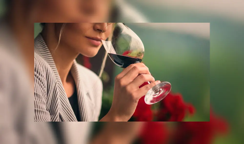 La mujer comenzó a sentirse mal luego de beber el vino. La mujer comenzó a sentirse mal luego de beber el vino.