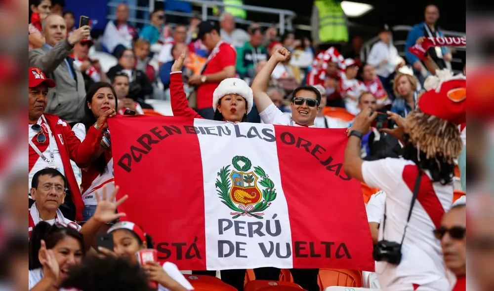Saransk (Russian Federation), 16/06/2018.- Supporters of Peru prior the FIFA World Cup 2018 group C preliminary round soccer match between Peru and Denmark in Saransk, Russia, 16 June 2018.(RESTRICTIONS APPLY: Editorial Use Only, not used in association with any commercial entity - Images must not be used in any form of alert service or push service of any kind including via mobile alert services, downloads to mobile devices or MMS messaging - Images must appear as still images and must not emulate match action video footage - No alteration is made to, and no text or image is superimposed over, any published image which: (a) intentionally obscures or removes a sponsor identification image; or (b) adds or overlays the commercial identification of any third party which is not officially associated with the FIFA World Cup) (Dinamarca, Mundial de F?tbol, Rusia) EFE/EPA/ERIK S. LESSER EDITORIAL USE ONLY