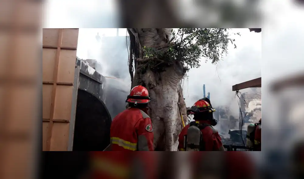 Incendio se produce a la espalda del colegio Los Reyes Rojos, en Barranco. Foto: Difusión