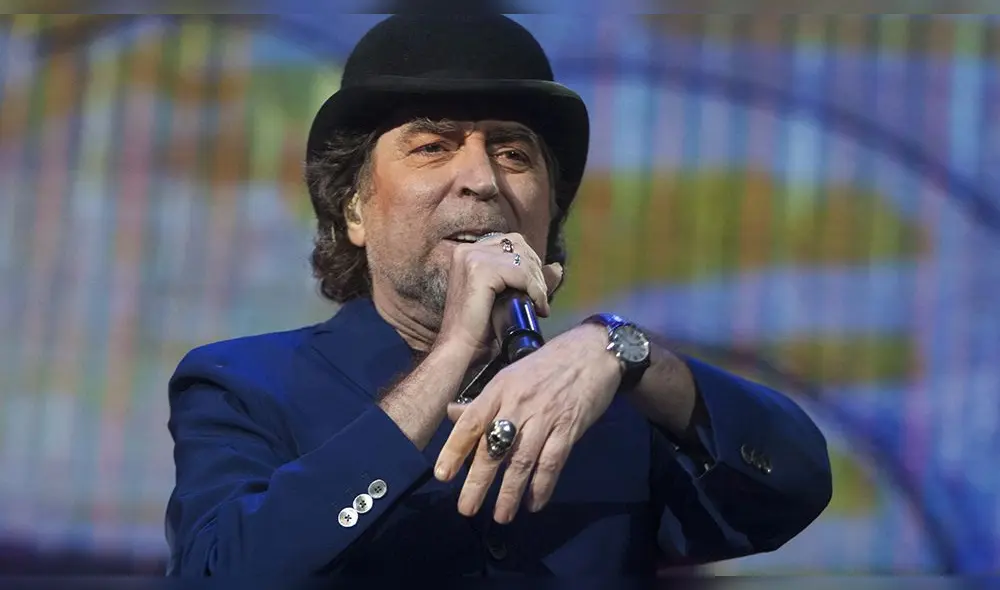 El cantautor fue bajado del escenario en una camilla y entre las palmas de los miles de asistentes. (Foto: AFP)