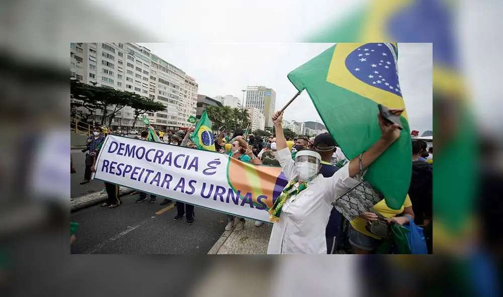 Simpatizantes de Bolsonaro realizaron una marcha a favor del presidente este domingo en la playa de Copacabana en Río. Foto: EFE