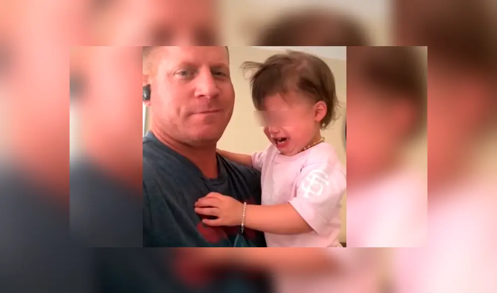 Papá causó furor en Facebook al mostrar la peculiar forma en la que logra calmar el llanto de sus hijos