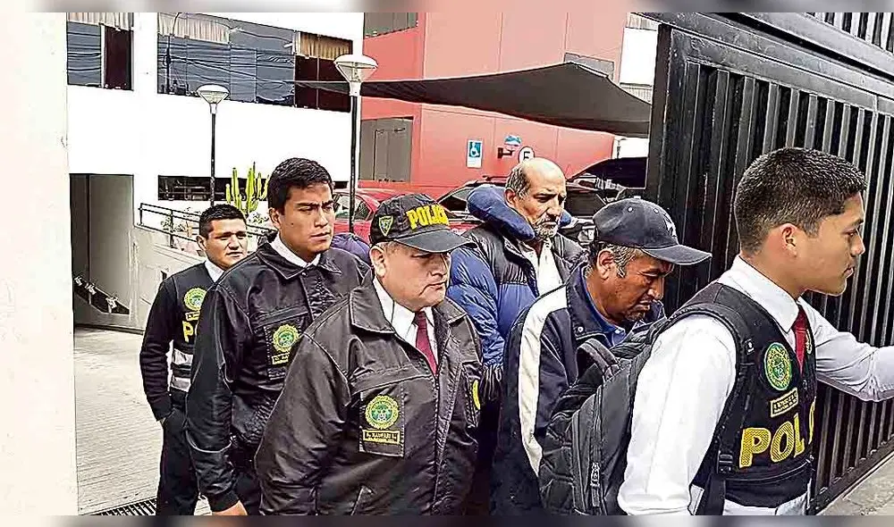 Investigan a exfuncionarios.