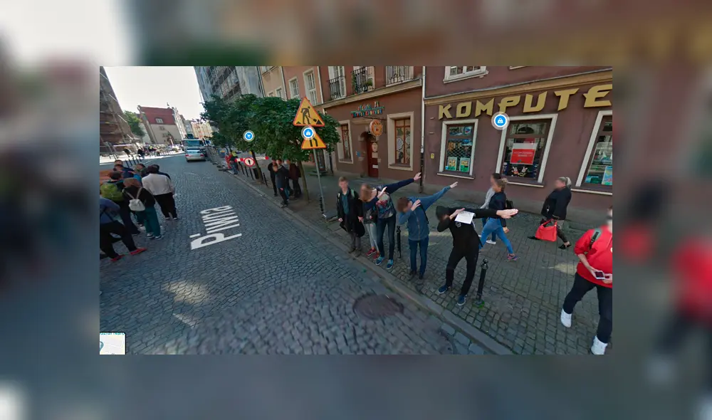 Desliza las imágenes para ver la divertida escena que protagonizó un grupo de adolescentes en Polonia. Foto: Google Maps