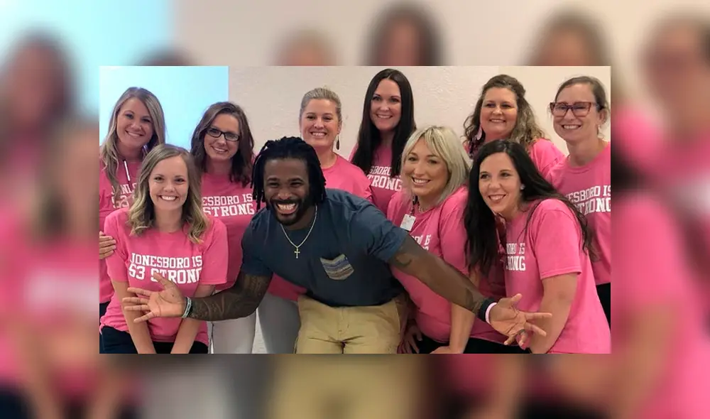 La estrella de la NFL junto a alguna de las mujeres de su fundación. La estrella de la NFL junto a alguna de las mujeres de su fundación.