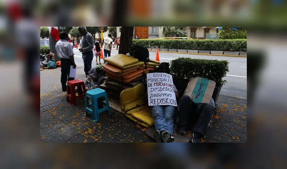 Exigencia. Extrabajadores de la municipalidad de Miraflores afirman que su despido fue injustificado, por lo que piden su reposición inmediata. (Foto: Jorge Cerdán / La República)