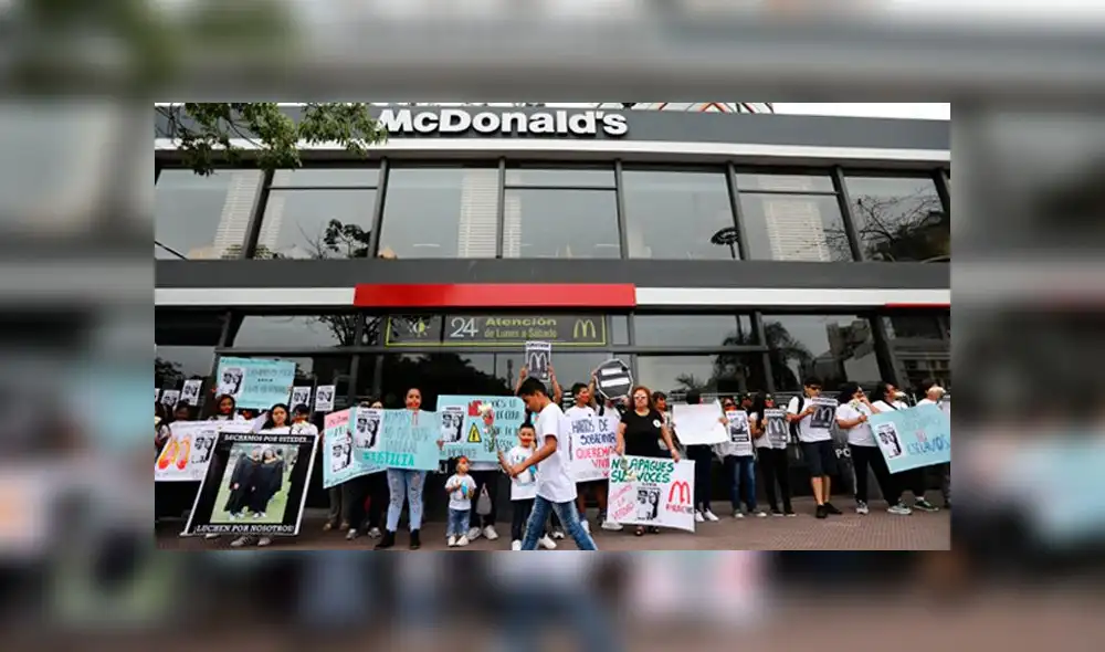 Realizaron plantón en McDonald’s de Miraflores para exigir justicia por muerte de jóvenes trabajadores
