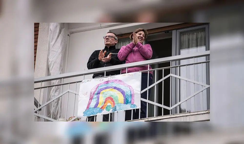 Aplauden desde los balcones de sus casas a médicos que combaten al coronavirus