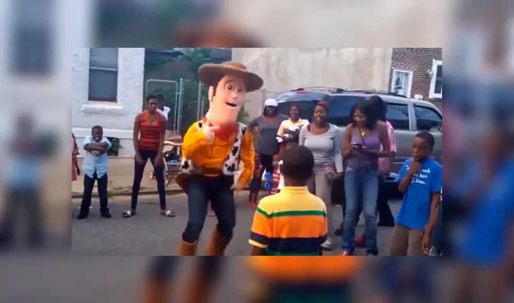 En Facebook, un joven con traje de Woody desafió a un pequeño en medio de la pista a un duelo de baile.