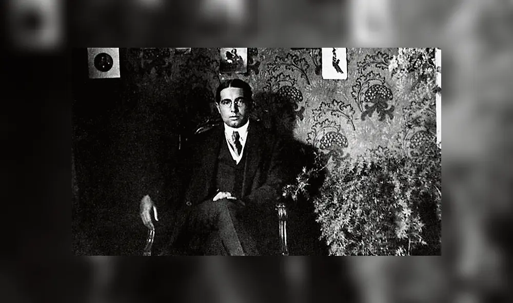 Escritor. Abraham Valdelomar. Al lado, edición facsimilar de su mítico libro de cuento. Escritor. Abraham Valdelomar. Al lado, edición facsimilar de su mítico libro de cuento.