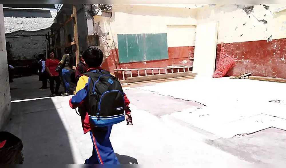 En Arequipa 300 escolares estudian en riesgo a que ambientes cercanos caigan 