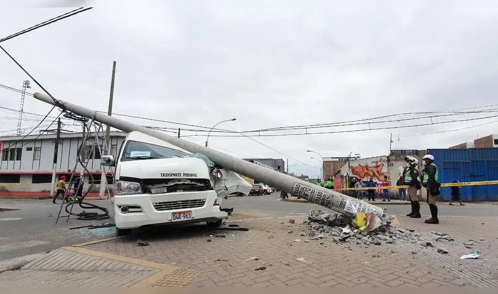 La minivan terminó parcialmente destruida. El conductor y copiloto fueron rescatados por los bomberos y llevados a una clínica. Foto: Jessica Merino-URPI La minivan terminó parcialmente destruida. El conductor y copiloto fueron rescatados por los bomberos y llevados a una clínica. Foto: Jessica Merino-URPI