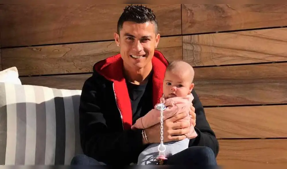 Cristiano Ronaldo se rinde ante los encantos de su hija. Foto: AS